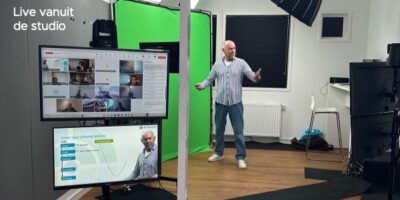 Ron traint in studio met tekst